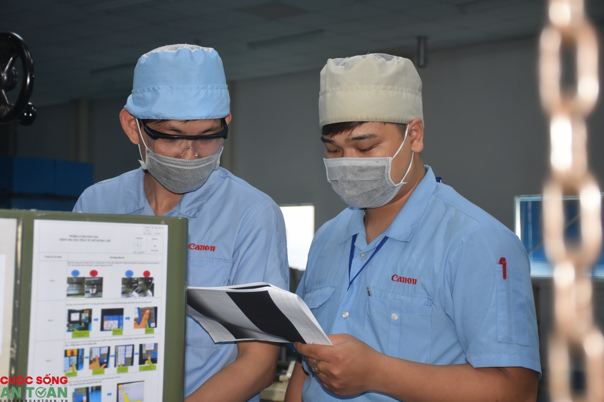 Công nhân Công ty TNHH Điện tử Canon Việt Nam hướng dẫn quy định an toàn vận hành máy cho người mới