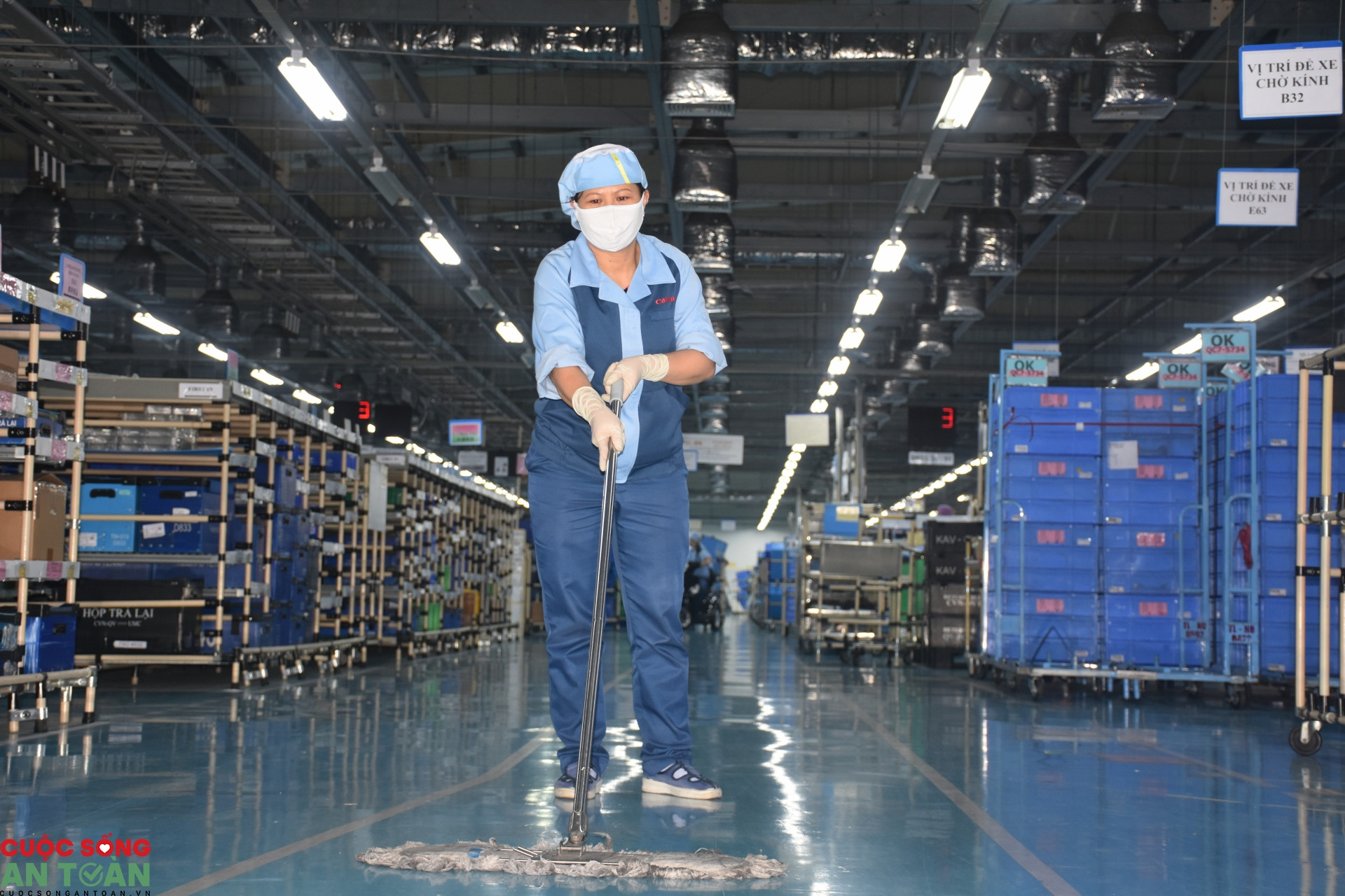 Nhân viên vệ sinh duy trì sạch sẽ nhà xưởng của Công ty TNHH Điện tử Canon Việt Nam