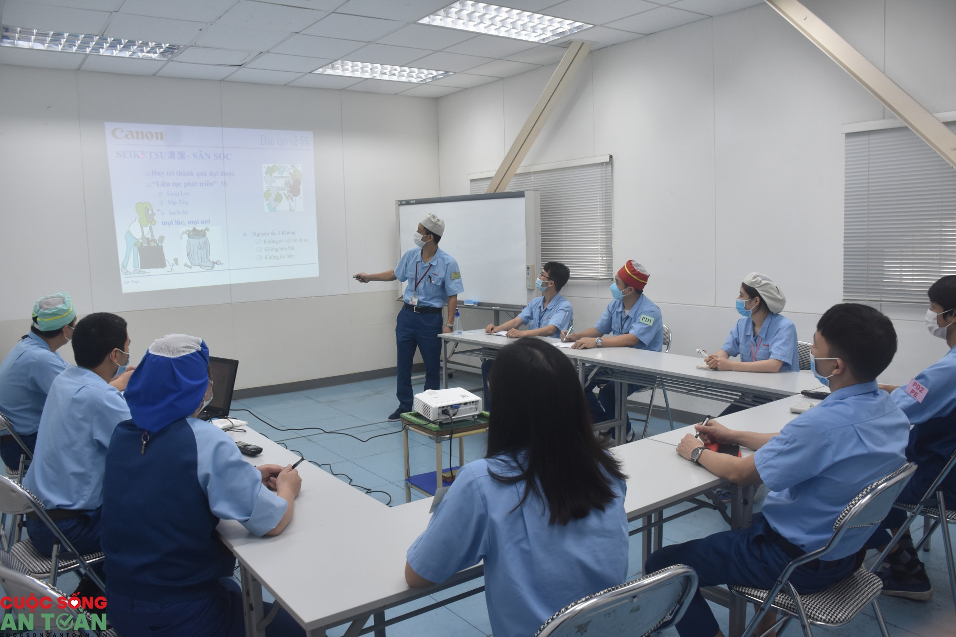 Ban ATVSLĐ Công ty TNHH Điện tử Canon Việt Nam tăng cường tuyên truyền an toàn lao động