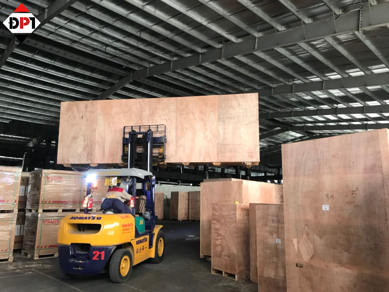 Các kiện hàng máy móc lớn được đóng gói cẩn thận tại dự án Công ty TNHH HT Solar Việt Nam