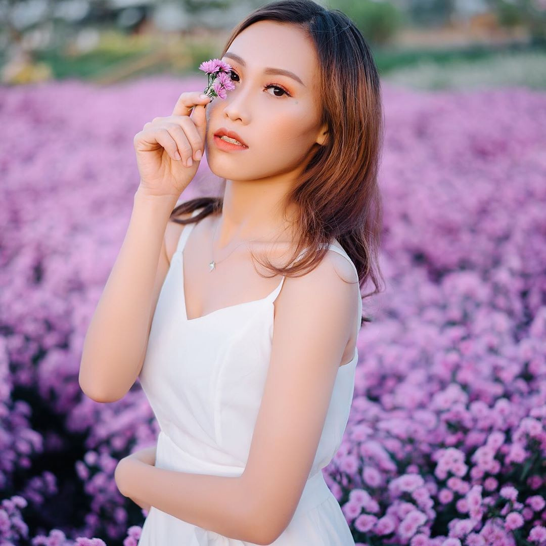 Du khách chụp ảnh tại vườn hoa thạch thảo Bà Rịa
