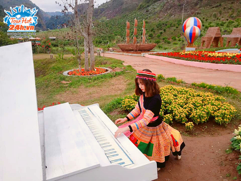 Du khách diện trang phục dân tộc Tây Bắc, tạo dáng chụp ảnh tại khu du lịch Happy Land Mộc Châu