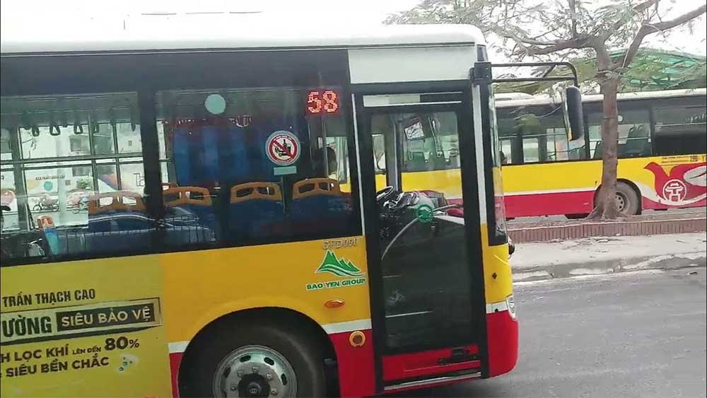Du khách lựa chọn xe buýt làm phương tiện di chuyển tiết kiệm đến vườn hoa sông Hồng