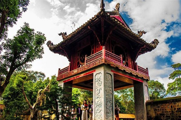 Du khách nô nức chụp ảnh tại Văn Miếu - Quốc Tử Giám, ghi lại khoảnh khắc tại trường đại học đầu tiên của Việt Nam.