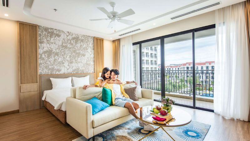 Du khách tận hưởng bể bơi và không gian xanh tại Vinholidays Fiesta Phú Quốc giá rẻ