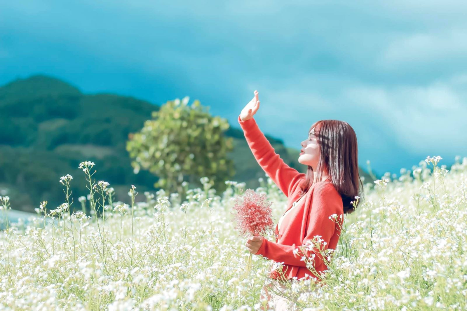 Du khách tận hưởng không gian yên bình tại vườn hoa Đà Lạt