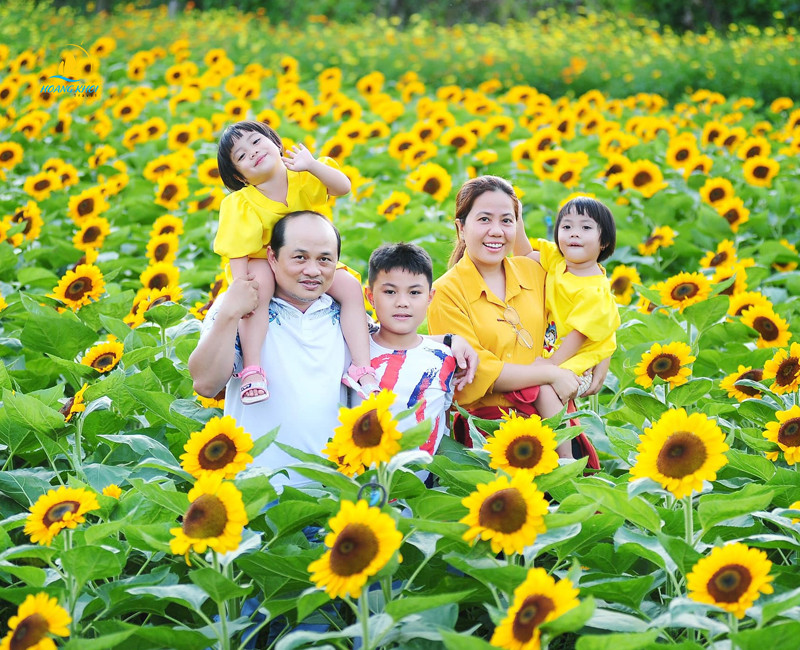 Du khách tạo dáng chụp ảnh tại Vườn hoa Mỹ Tho Tiền Giang