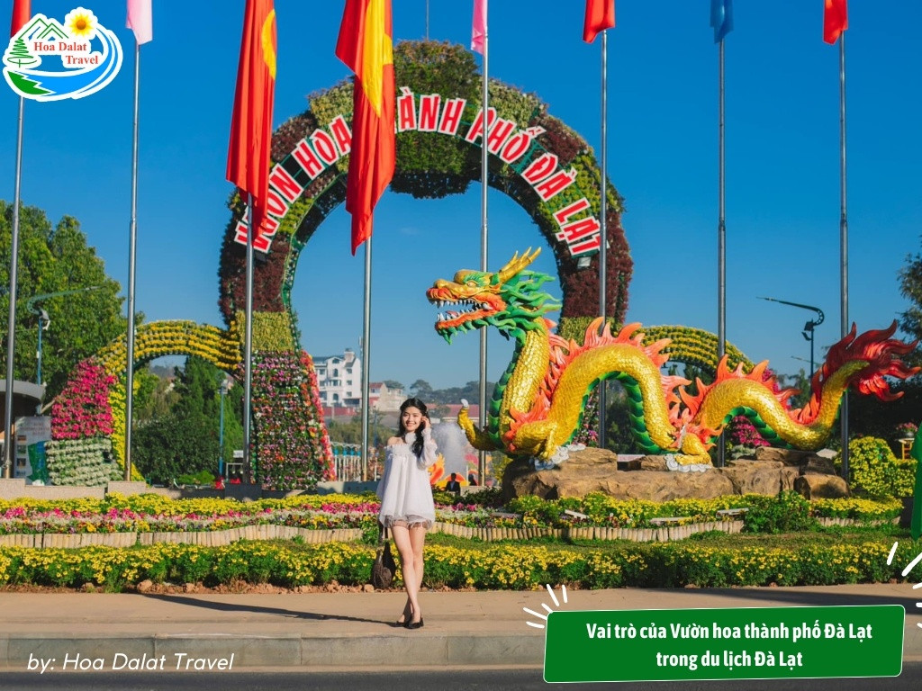 Du khách tham quan Vườn hoa thành phố Đà Lạt, một biểu tượng du lịch quan trọng của xứ sở ngàn hoa