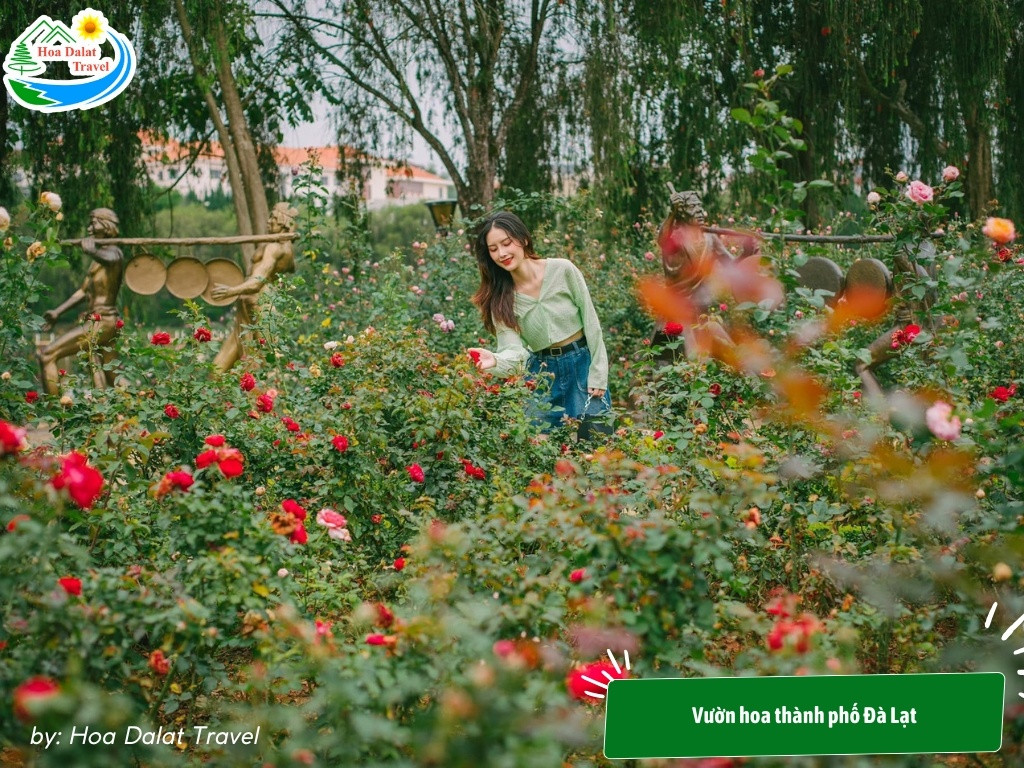 Du khách thưởng hoa trong Vườn hoa thành phố Đà Lạt
