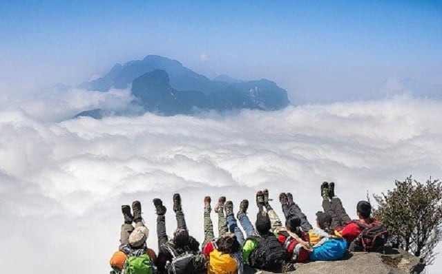 Du khách trải nghiệm săn mây tại Sân Mây núi Hàm Rồng Sapa
