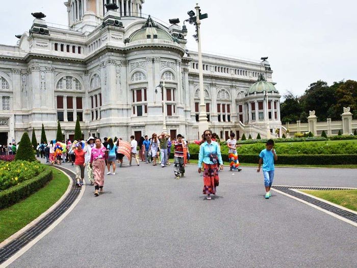 Trang phục du lịch Thái Lan kín đáo thăm chùa chiền