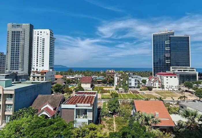 Đường Hồ Nghinh Đà Nẵng, nơi tập trung nhiều khách sạn với vị trí thuận tiện di chuyển đến các điểm du lịch.