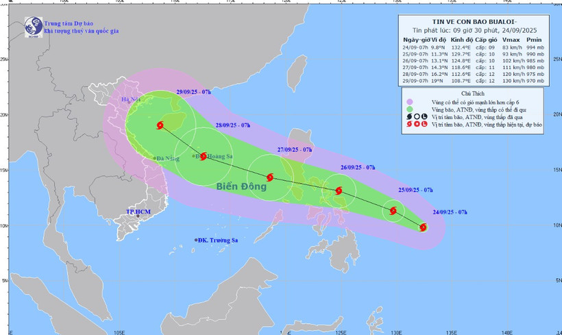 Vị trí bão Bualoi trên bản đồ khí tượng cho thấy hướng di chuyển dự kiến vào Biển Đông.