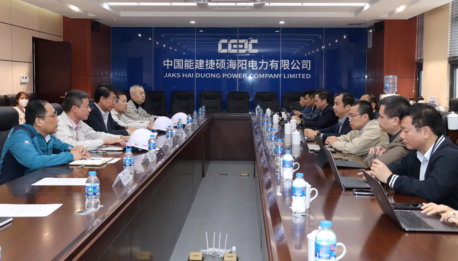 Cảnh làm việc tại Công ty TNHH Điện lực JAKS Hải Dương với đại diện EVN về vận hành nhà máy điện BOT