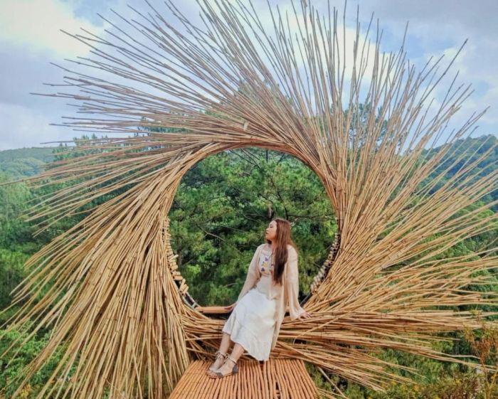 Khu Du Lịch Sinh Thái Hoa Sơn Điền Trang: Bàn Tay Phật khổng lồ và cảnh quan thiên nhiên lãng mạn.