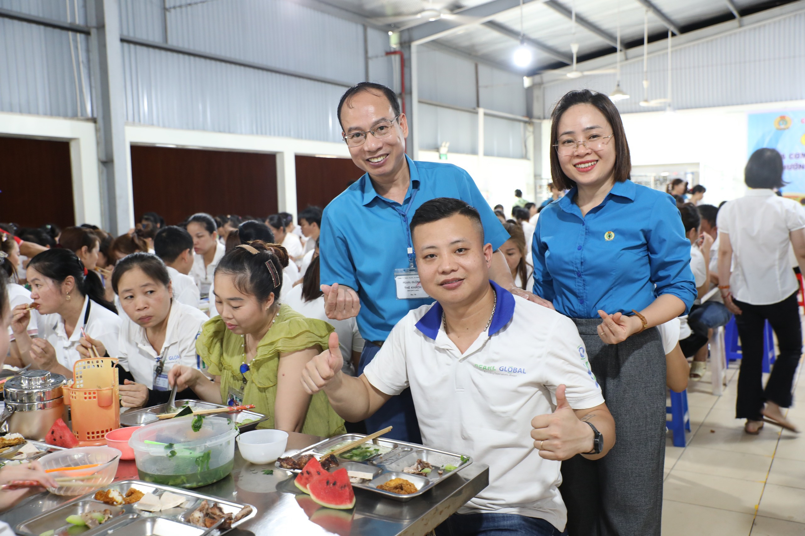 Trao quà và bằng khen cho công nhân lao động xuất sắc của CÔNG TY TNHH PEARL GLOBAL VIỆT NAM