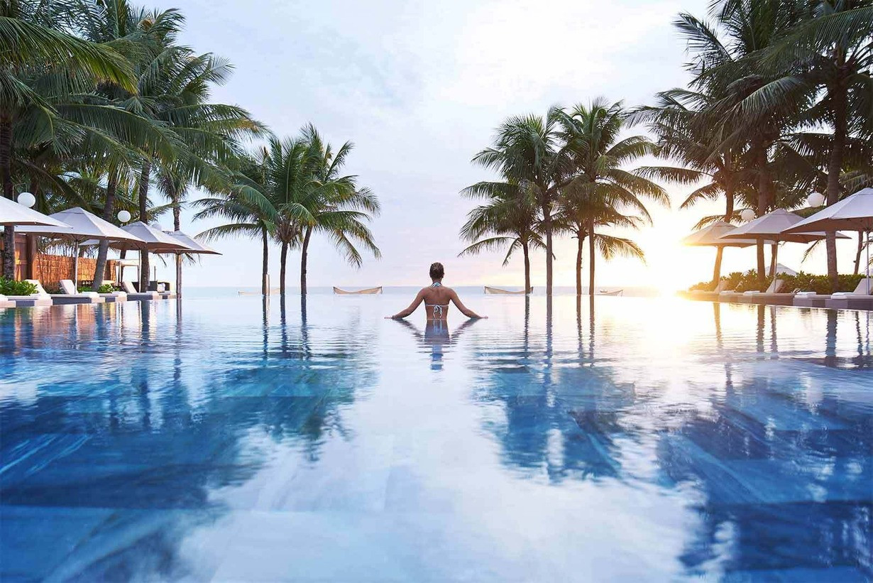 Fusion Suites Đà Nẵng với bể bơi vô cực hướng biển, kết hợp kiến trúc hiện đại và không gian mở, mang lại trải nghiệm thư giãn.