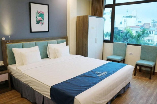 Gam màu chủ đạo của A25 Trúc Bạch là trắng kem kết hợp với xanh lam của đại dương, tạo cảm giác tươi mới cho khách sạn gần sân bay Nội Bài