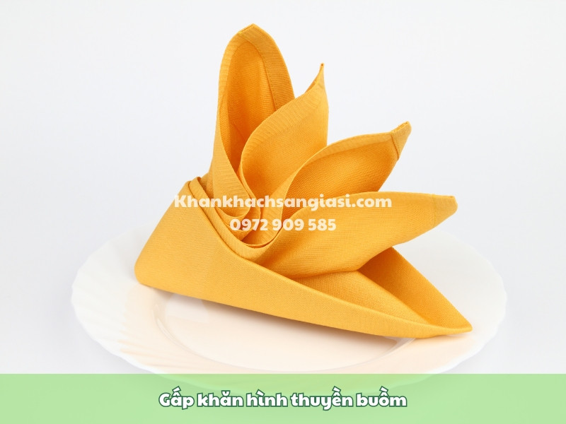 Gấp khăn hình thuyền buồm là một cách trang trí phòng khách sạn đẹp, độc đáo