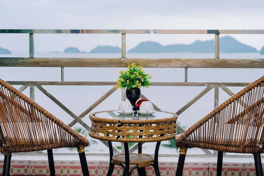Gia Cát Long Hotel - Bãi đậu xe rộng rãi khách sạn 4 sao Cát Bà
