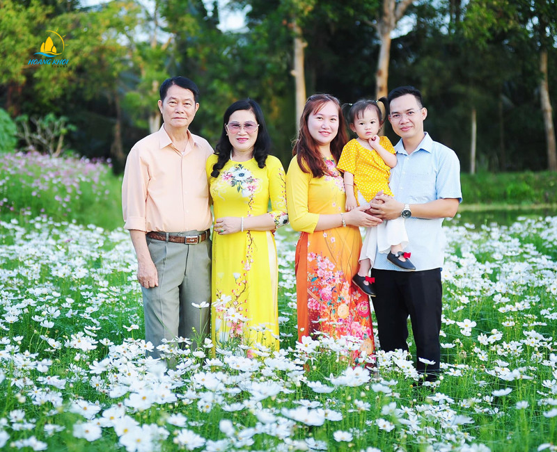 Gia đình cùng nhau tận hưởng vẻ đẹp của Vườn hoa Mãn Đình Hồng Mỹ Tho Tiền Giang
