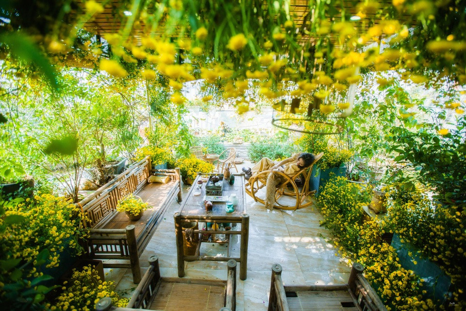 Gia đình tận hưởng không gian thư giãn tại vườn hoa trên sân thượng đẹp