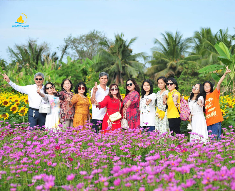 Gia đình vui vẻ chụp ảnh kỷ niệm tại Vườn hoa Mãn Đình Hồng Mỹ Tho Tiền Giang