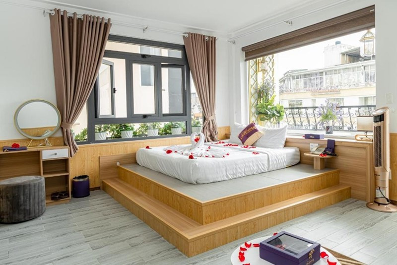 Giường cỡ king tiện nghi trong phòng Deluxe tại Sweet Lavender Hotel, nâng tầm trải nghiệm lưu trú tại khách sạn 3 sao