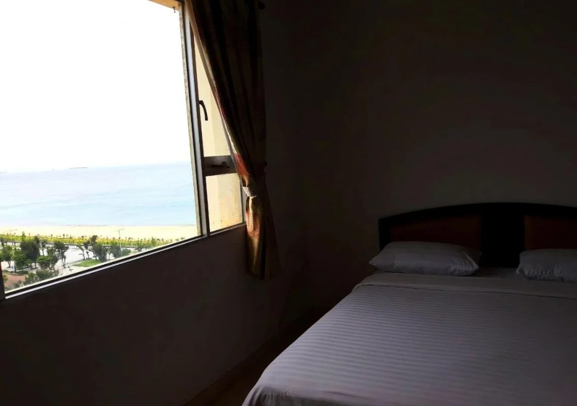 Giường đôi êm ái trong phòng Khách sạn Long Beach Phú Yên