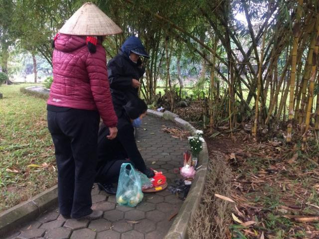 Góc nhìn cận cảnh về khu vực bụi tre tại vườn hoa Nguyễn Trãi Hà Đông, nơi thi thể cô gái được tìm thấy, trong bối cảnh vụ án cô gái chết ở vườn hoa Hà Đông.
