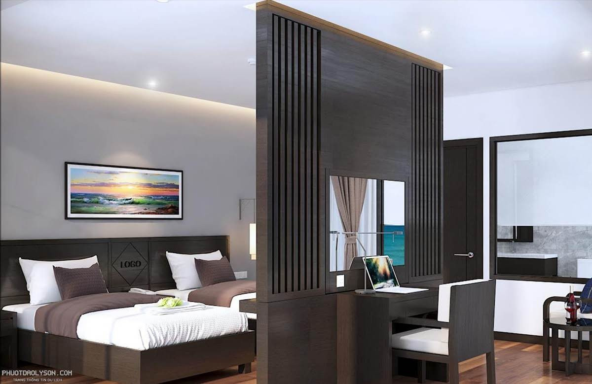 Góc nhìn từ giường đôi trong phòng Suite Family Ocean and Pool View, với cửa sổ lớn nhìn ra biển và hồ bơi, thể hiện sự thoải mái và sang trọng của resort Đảo Ngọc Lý Sơn.