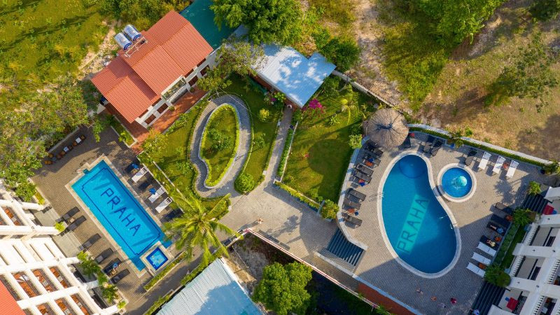 Góc nhìn từ trên cao hồ bơi tại The Praha Hotel Phú Quốc, lựa chọn khách sạn phú quốc giá rẻ