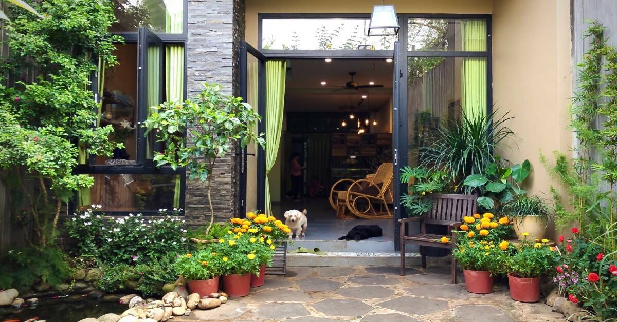 Góc sân sau nhà nhỏ có vườn hoa kết hợp khu vực nghỉ ngơi yên bình