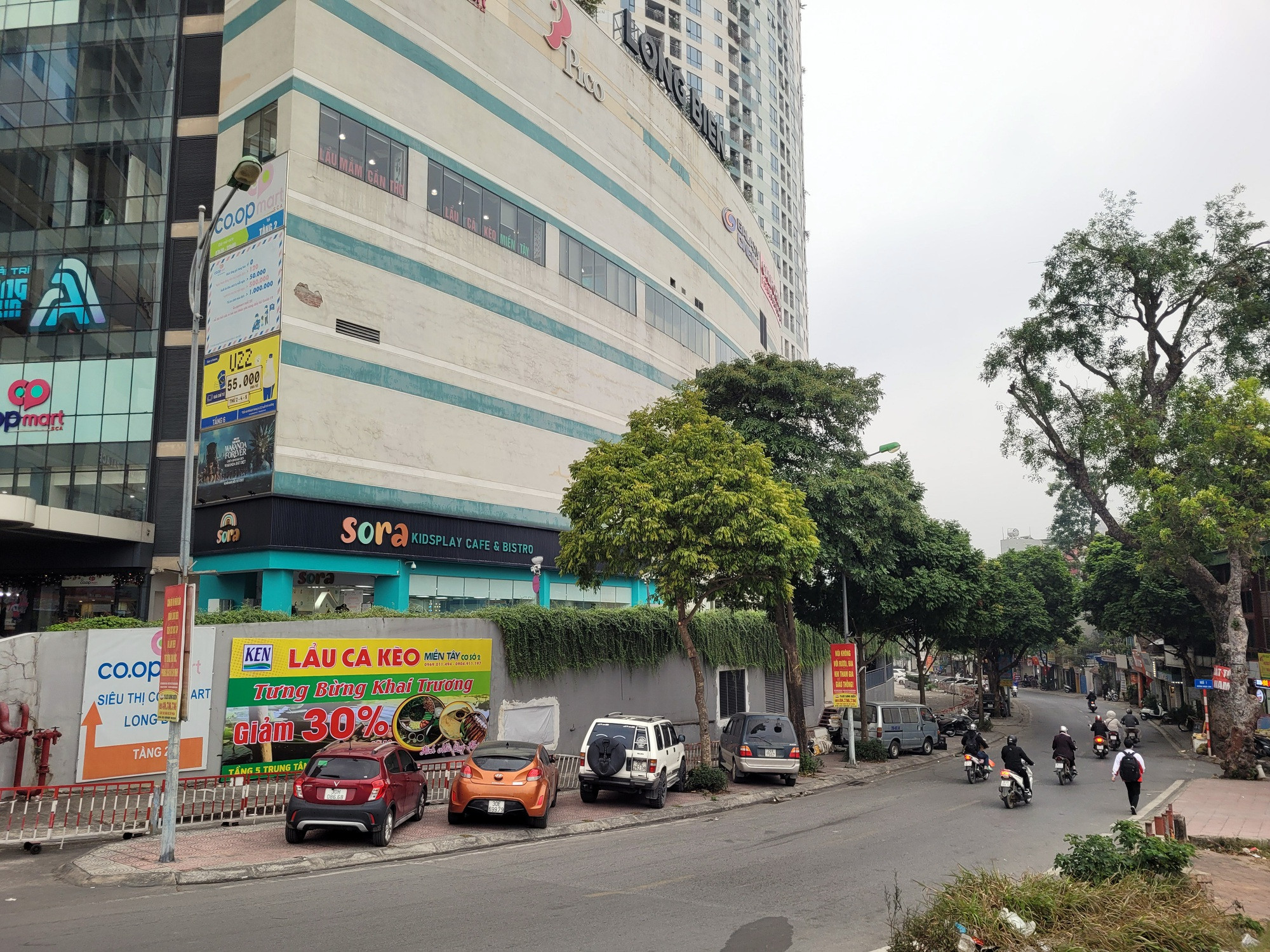 Góc vỉa hè tiếp giáp chung cư Mipec Riverside Long Biên bị tận dụng làm nơi đỗ xe