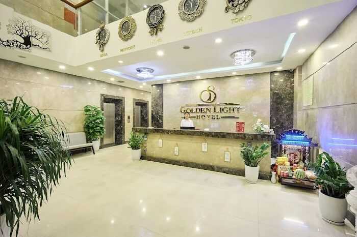 Golden Light Hotel là một khách sạn 3 sao trên đường Hồ Nghinh với đầy đủ tiện nghi và kiến trúc độc đáo.