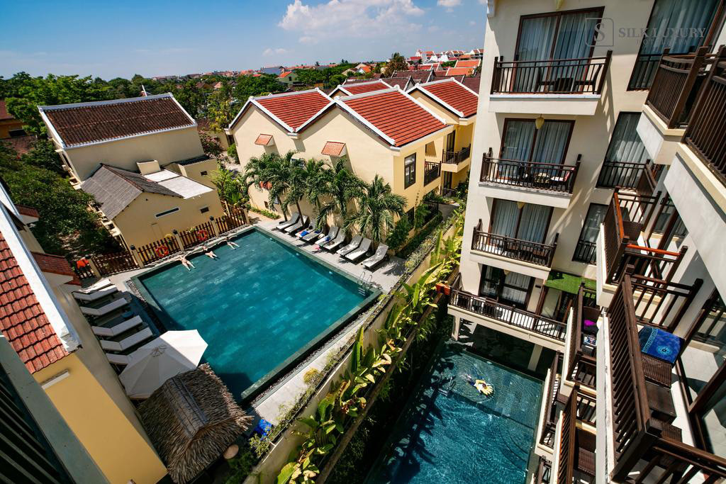 Hai bể bơi ngoài trời tại Silk Luxury Hotel &amp; Spa by Embrace, một trong những khách sạn 4 sao ở Hội An