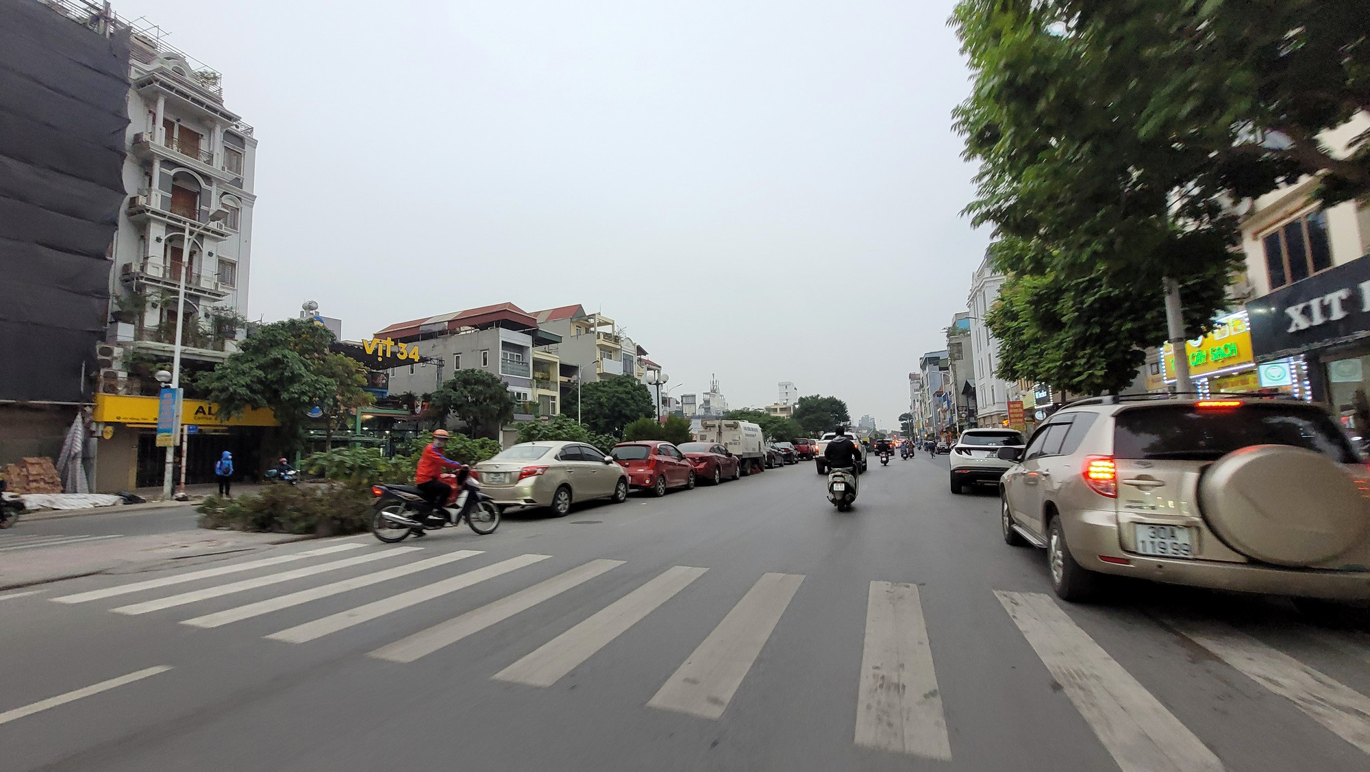 Hai bên lòng phố Hồng Tiến, Long Biên bị chiếm dụng làm nơi trông giữ xe trái phép