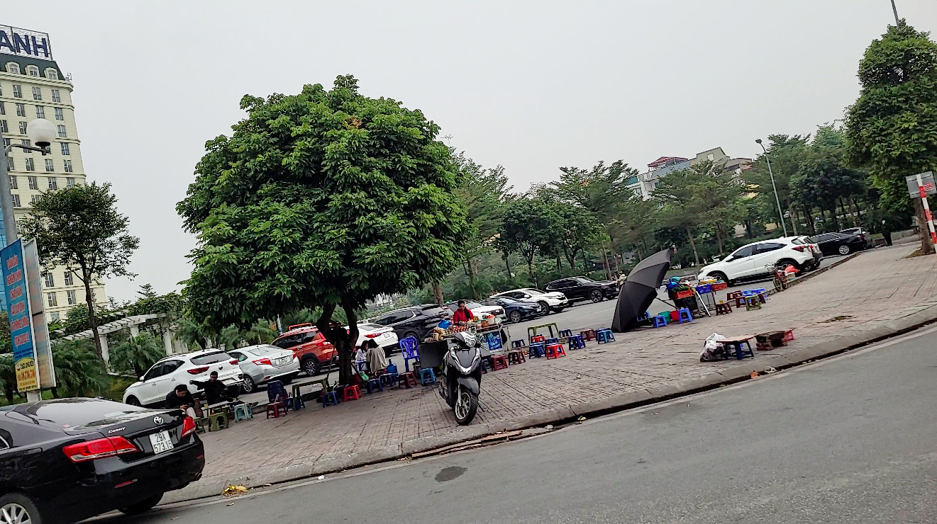 Hai lối vào chính của Vườn hoa Long Biên Hà Nội bị tận dụng làm nơi trông giữ xe