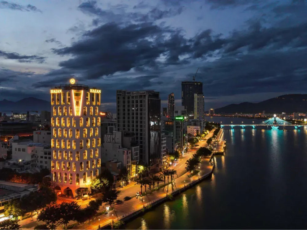 Haian Riverfront Hotel nhìn từ sông Hàn Đà Nẵng, nổi bật với kiến trúc độc đáo