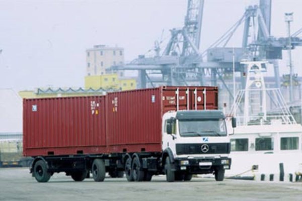 Xe moóc chuyên chở container của công ty tnhh vận tải thương mại hà anh