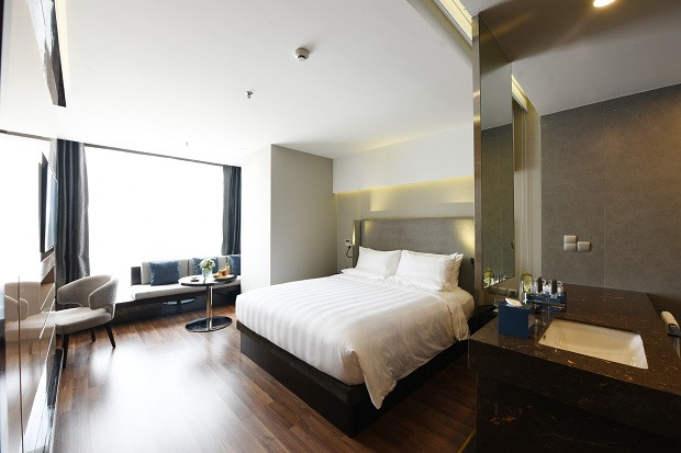 Hạng phòng Deluxe tràn ngập ánh sáng tại Novotel Suites Hanoi
