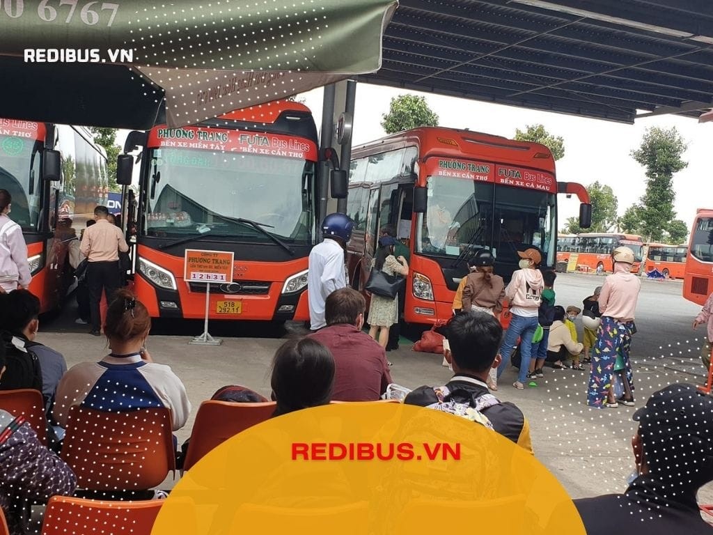 Hành khách đang chuẩn bị lên xe Phương Trang Cần Thơ đi các tỉnh