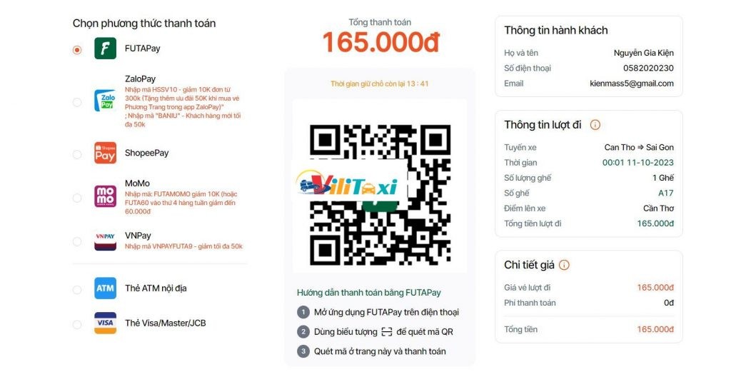 Hành khách thanh toán mua vé xe Phương Trang Năm Căn đến Sài Gòn