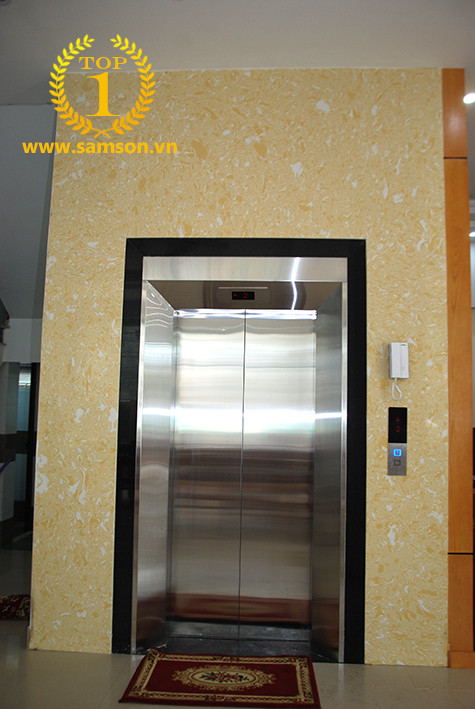 Hệ thống thang máy hiện đại và sáng sủa tại Khách sạn Hải Lý Sầm Sơn, phục vụ việc di chuyển tiện lợi