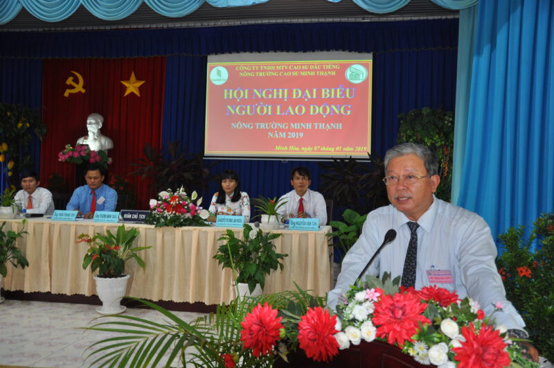 Ông Đỗ Hoàng Sơn, Phó Tổng Giám đốc Công ty TNHH MTV Cao su Dầu Tiếng, phát biểu chỉ đạo tại Hội nghị Người lao động Nông trường Cao su Minh Thạnh, nêu bật những thành tựu của CÔNG TY TNHH CAO SU MINH THÀNH.