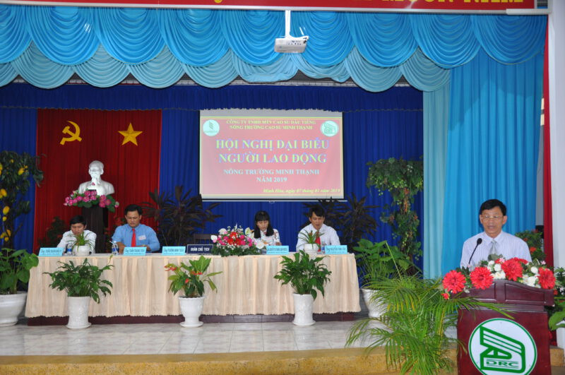 Ông Trương Minh Tuấn, Giám đốc Nông trường Cao su Minh Thạnh, đại diện CÔNG TY TNHH CAO SU MINH THÀNH, phát biểu khai mạc Hội nghị Người lao động, tổng kết hoạt động sản xuất cao su.