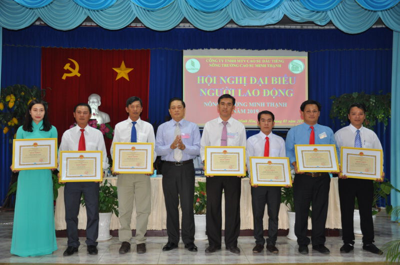 Ông Nguyễn Văn Minh, Phó Tổng Giám đốc Công ty Cao su Dầu Tiếng, trao Bằng khen của Bộ Nông nghiệp và Phát triển Nông thôn cho các cá nhân xuất sắc của CÔNG TY TNHH CAO SU MINH THÀNH.
