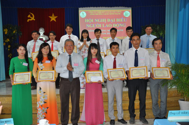 Ông Đỗ Hoàng Sơn trao Giấy khen từ Công ty Cao su Dầu Tiếng cho các cán bộ, công nhân viên của CÔNG TY TNHH CAO SU MINH THÀNH đã hoàn thành xuất sắc nhiệm vụ.