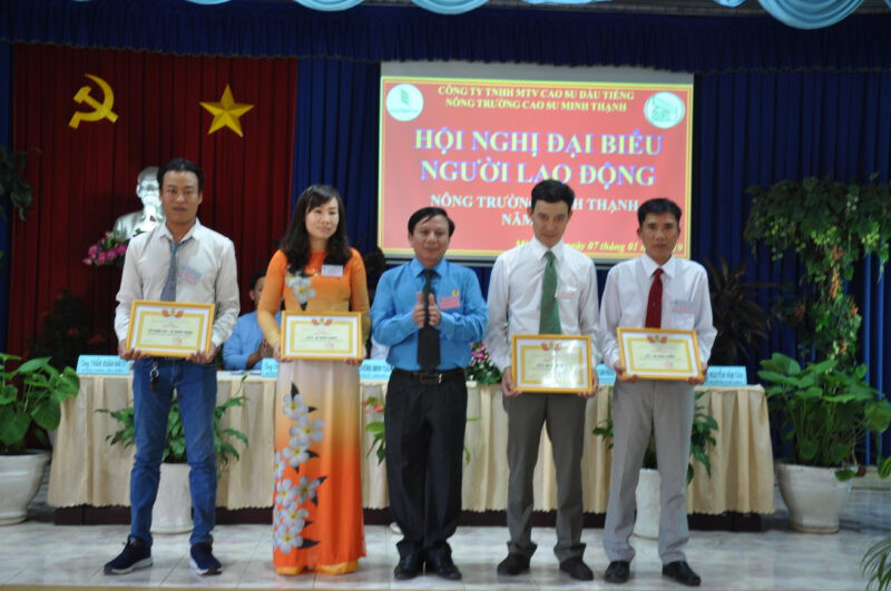Ông Lê Văn Kim, Chủ tịch Công đoàn Công ty Cao su Dầu Tiếng, vinh danh những cá nhân tiêu biểu tại CÔNG TY TNHH CAO SU MINH THÀNH với Giấy khen từ Công đoàn.