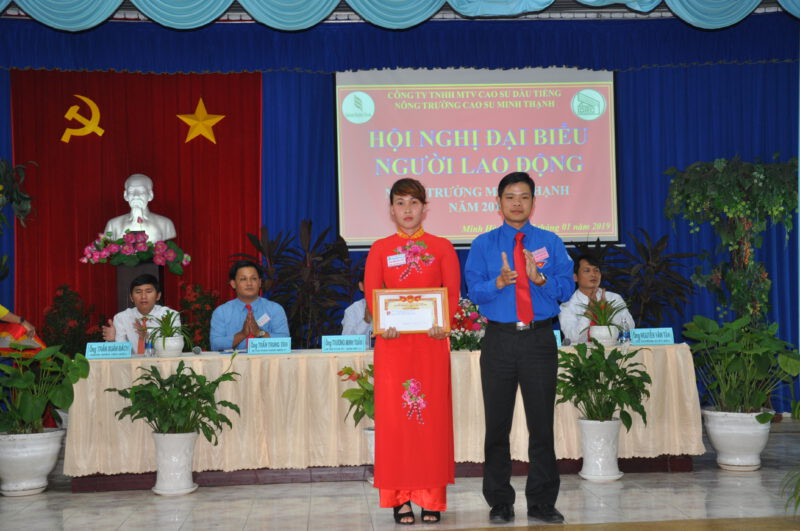 Ông Lê Quốc Bảo, Bí thư Đoàn Thanh niên Công ty Cao su Dầu Tiếng, trao Giấy khen cho đoàn viên xuất sắc của CÔNG TY TNHH CAO SU MINH THÀNH, thúc đẩy tinh thần cống hiến.